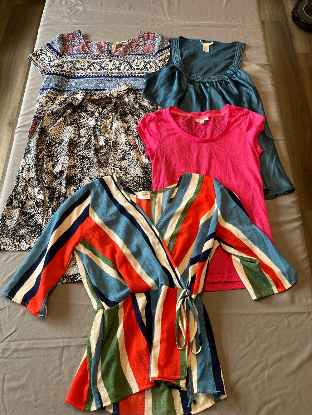 Women’s Shirt Bundle - 5 Shirts - Size  M